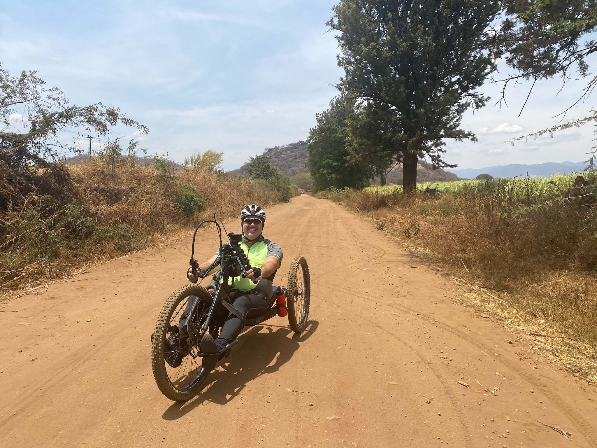 inspirerende spreker fietsend naar engeland met handbike